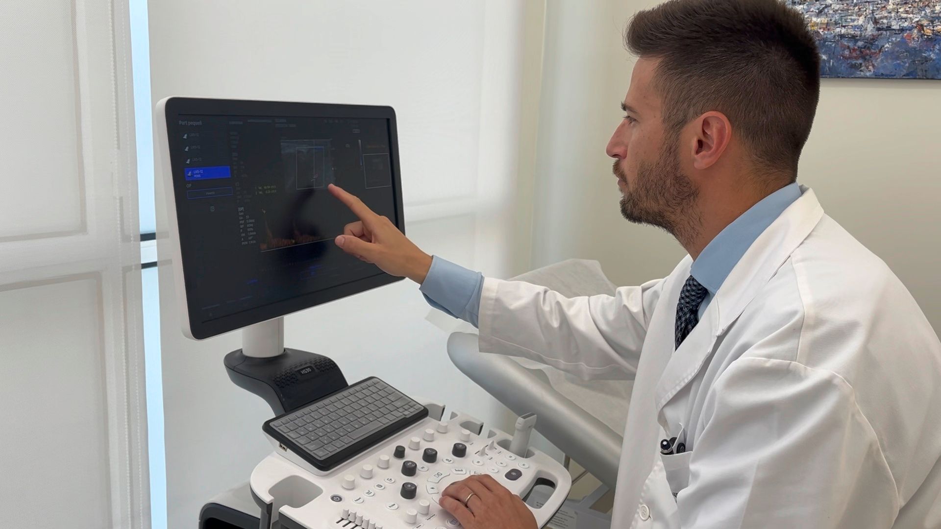 En la imagen aparece el Dr. Xavier Bonet realizando una ecografia de pene a un paciente