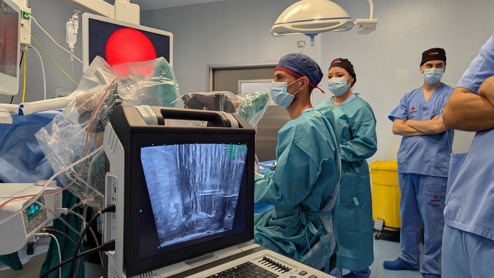 El Dr. Víctor Parejo, director médico de Andrología Mallorca, en plena intervención quirúrgica utilizando el avanzado sistema AquaBeam para el tratamiento de la hiperplasia benigna de próstata.