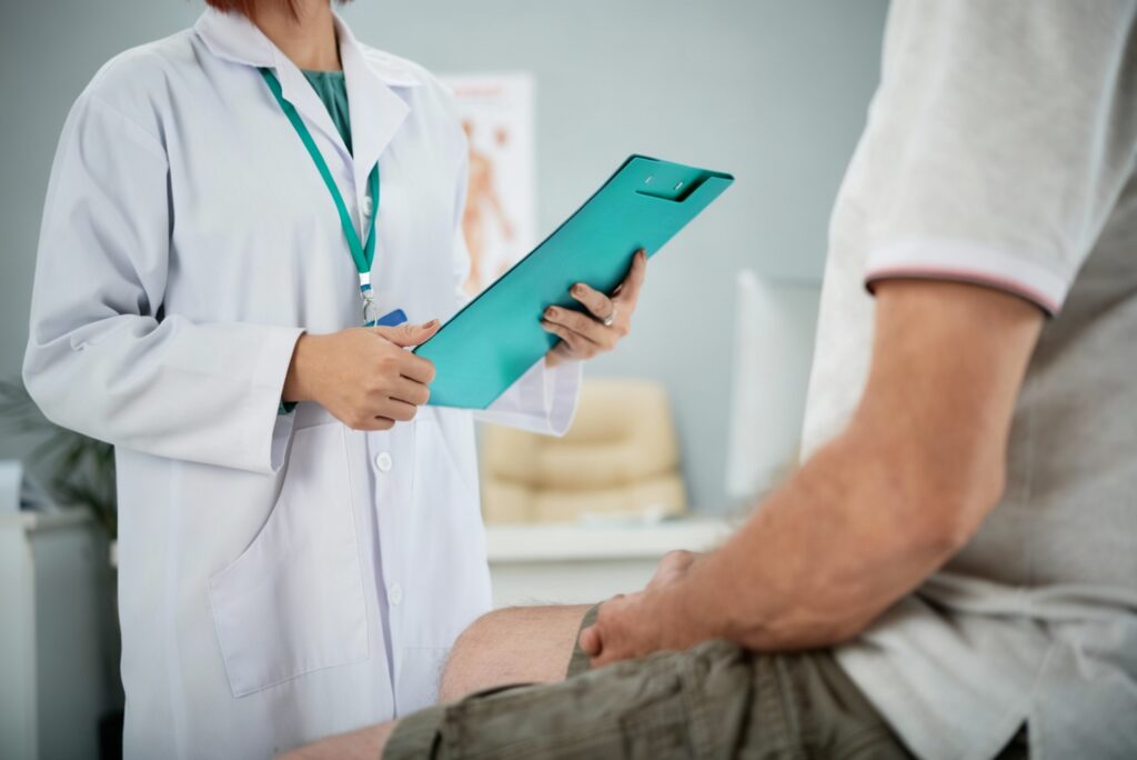 hombre a puntor de realizar un examen medico
