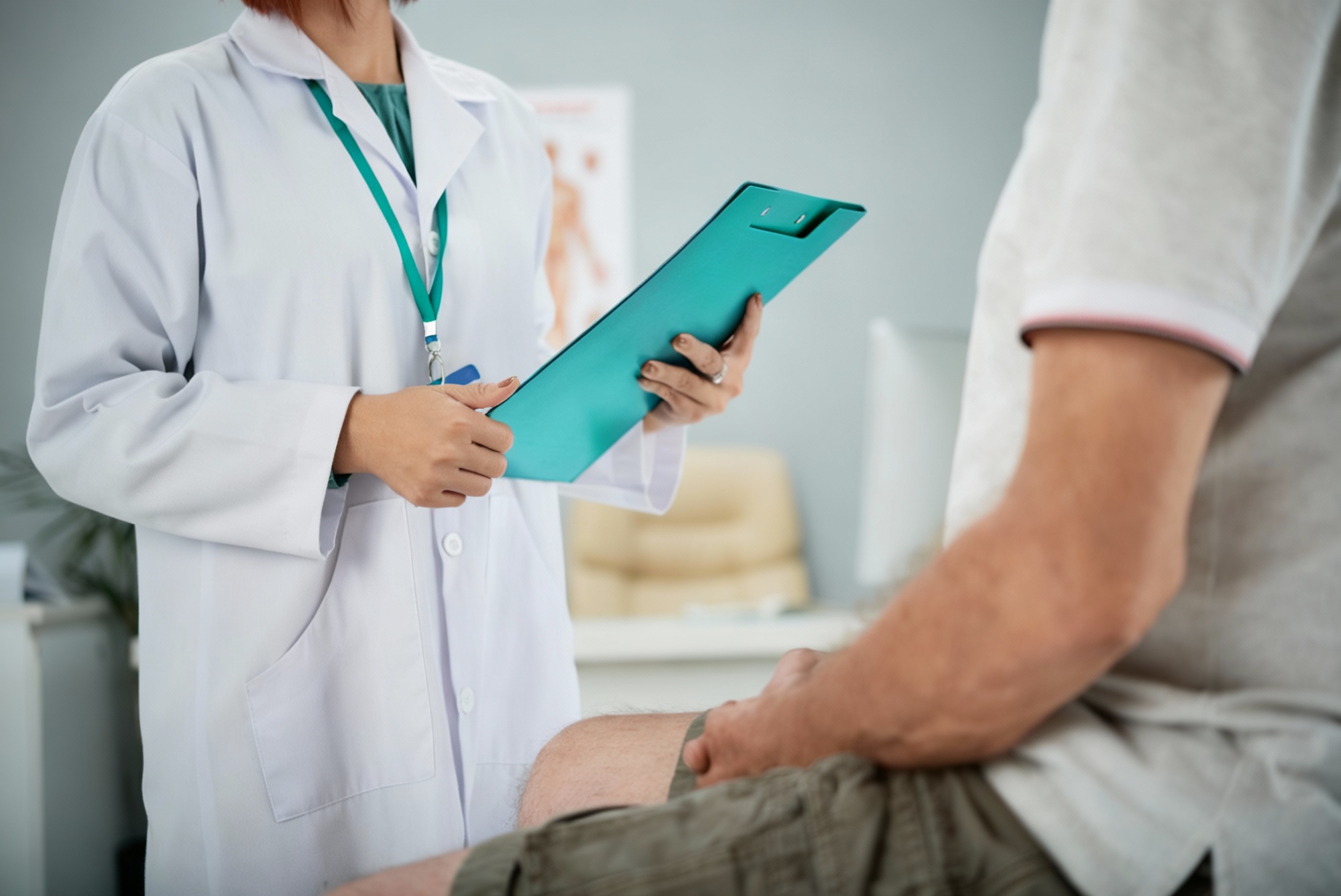 hombre a puntor de realizar un examen medico